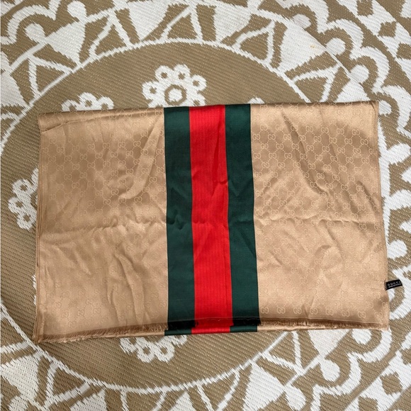 Gucci Tan Scarf with Subtle Pattern - Picture 5 of 5